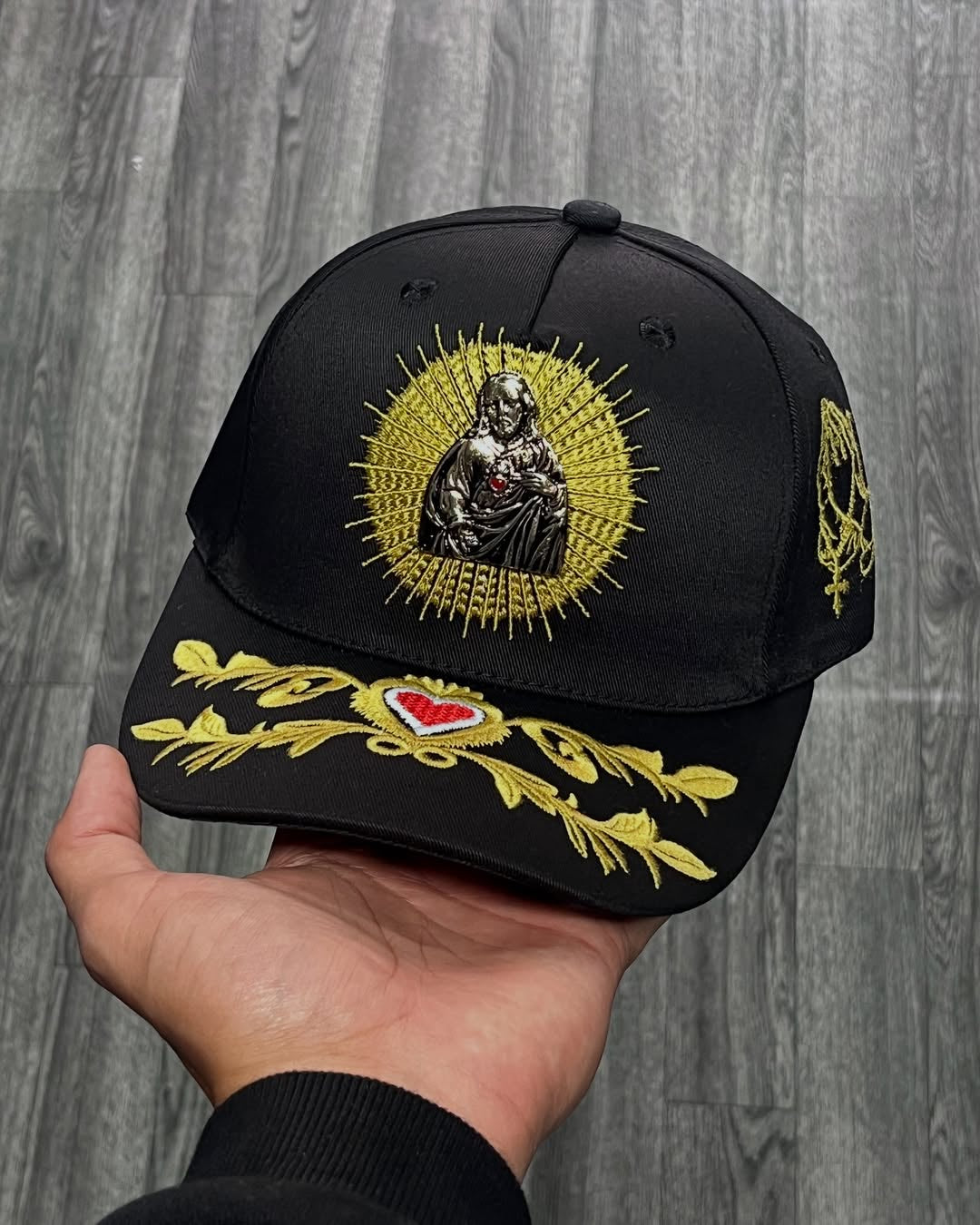 Gorra Negra Premium – Diseño Religioso Sagrado Corazón de Jesús