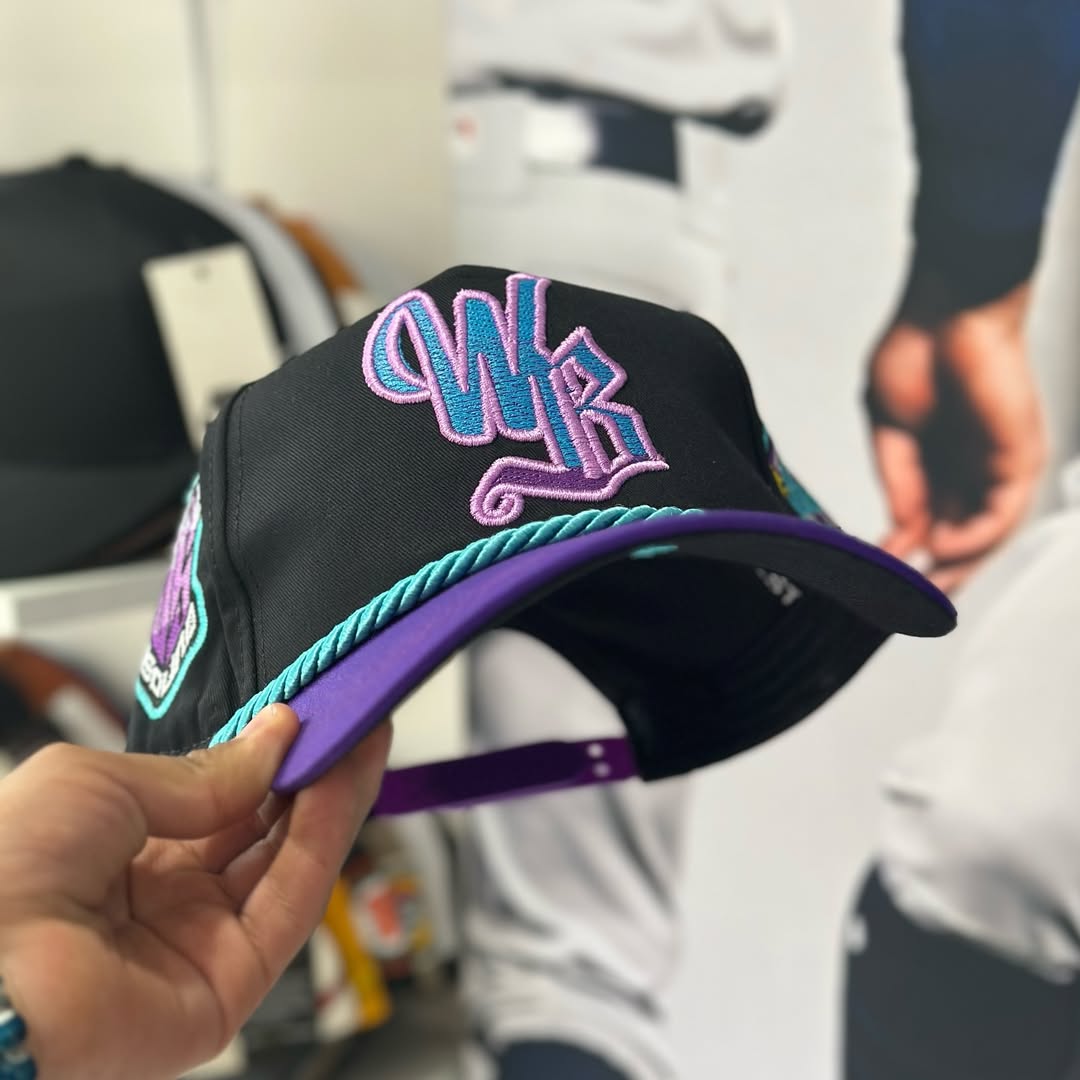 Gorra Premium Negra y Morado – W Merch