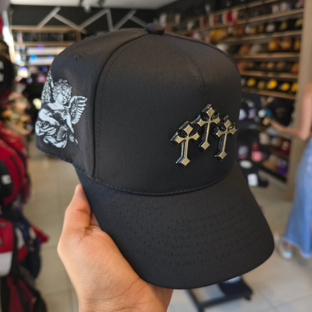 Gorra 3 Cruces Premium Bordada con Placa Metálica Ajustable
