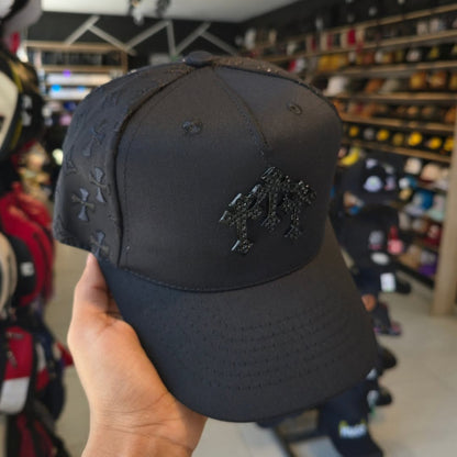Gorra 3 Cruces Premium Bordada con Placa Metálica Ajustable