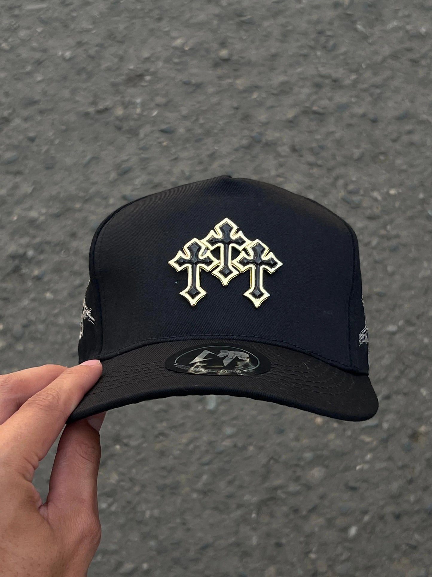 Gorra 3 Cruces Premium Bordada con Placa Metálica Ajustable
