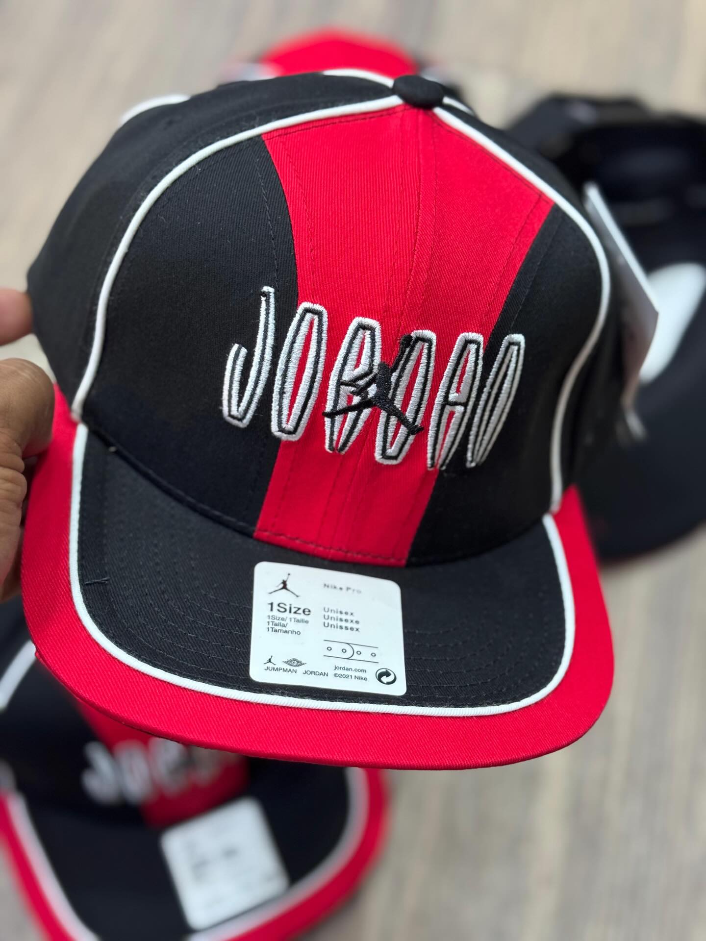 Gorra Roja y Negra Premium – Jordan