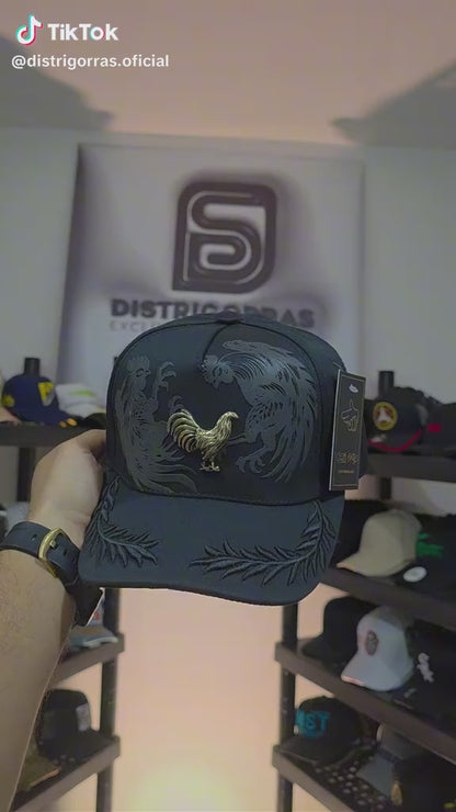 Gorra Negra Premium – Emblema Gallo Metálico Bigg Boss
